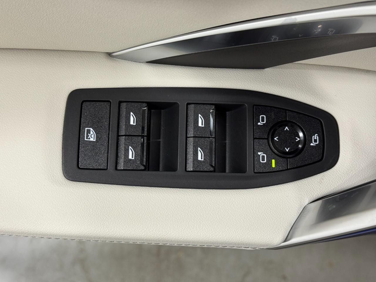 BMW X2 Vehicle Full-screen Gallery Image 23