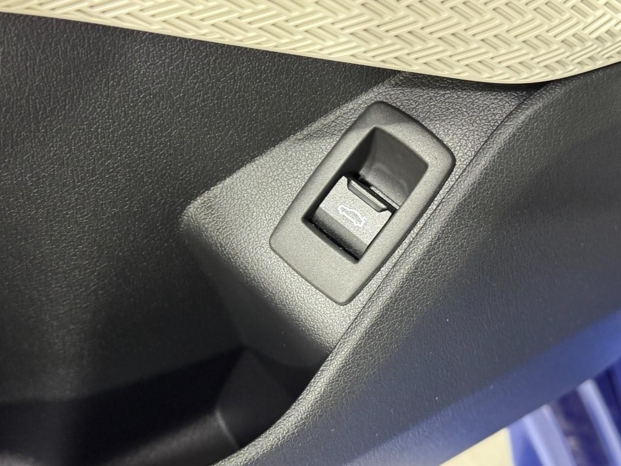 BMW X2 Vehicle Full-screen Gallery Image 24