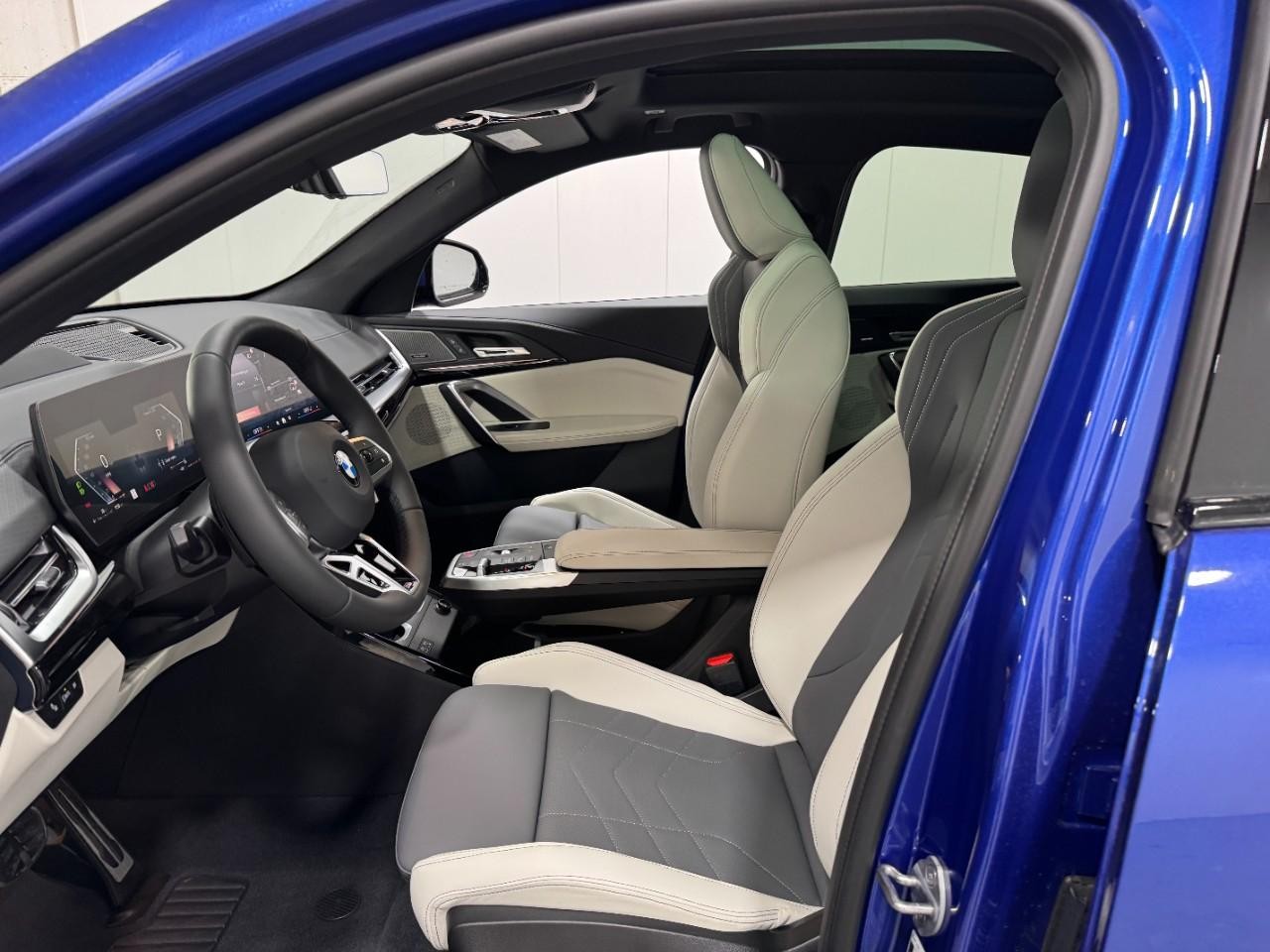 BMW X2 Vehicle Full-screen Gallery Image 25