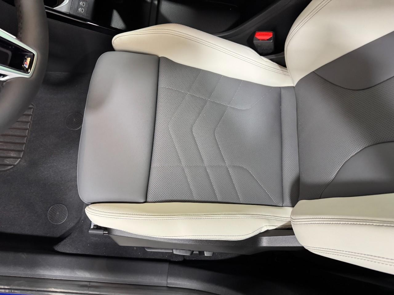 BMW X2 Vehicle Full-screen Gallery Image 26