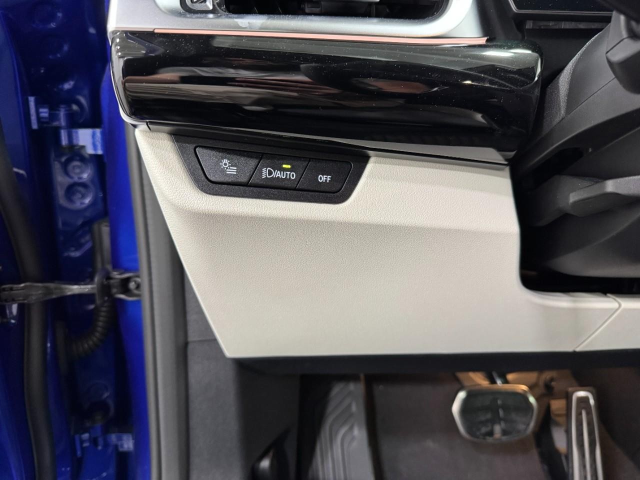 BMW X2 Vehicle Full-screen Gallery Image 28