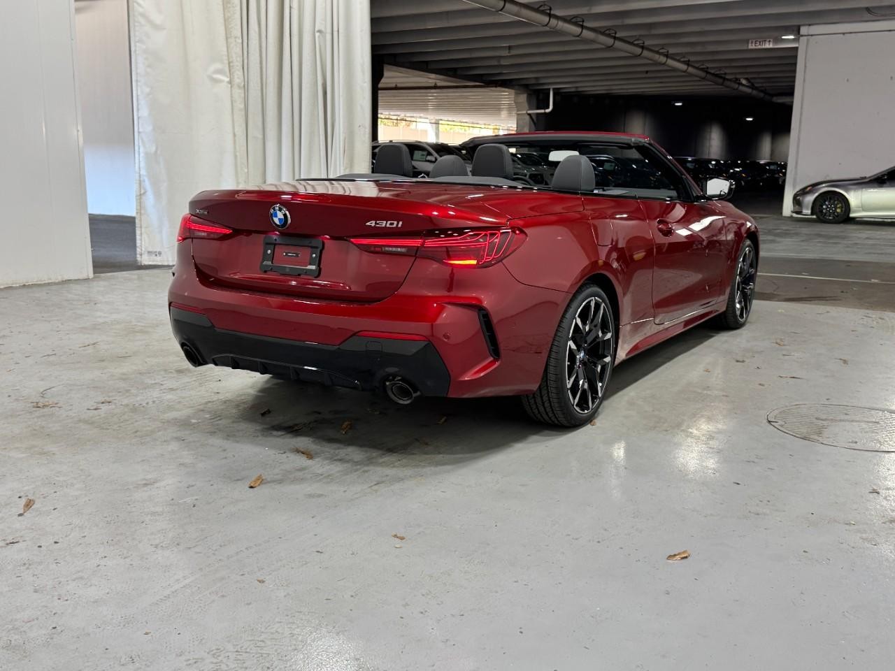 BMW 4 Series Vehicle Full-screen Gallery Image 4