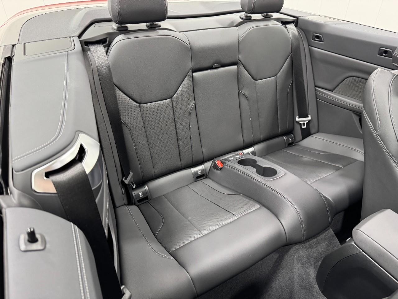 BMW 4 Series Vehicle Full-screen Gallery Image 10