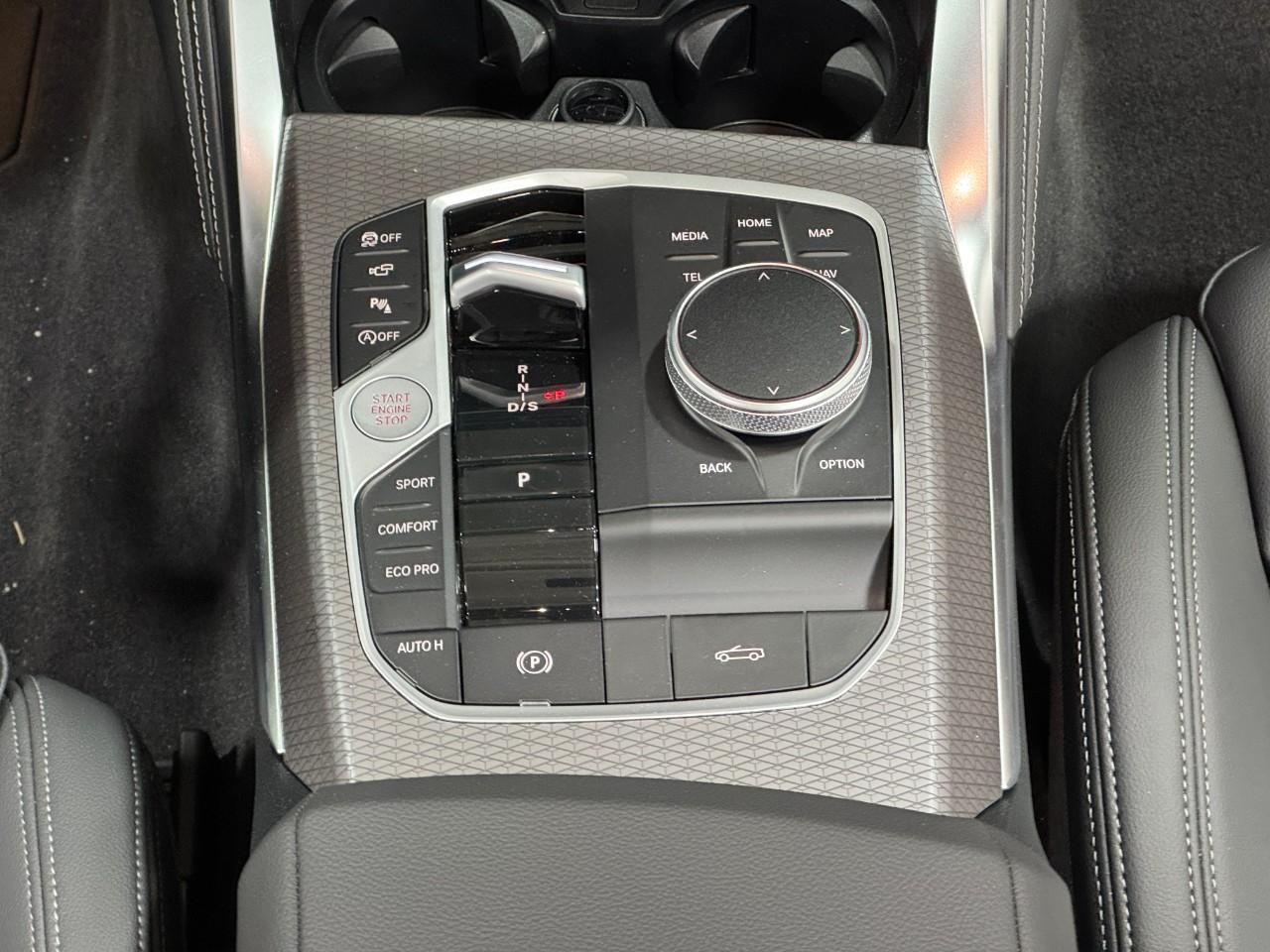 BMW 4 Series Vehicle Full-screen Gallery Image 14