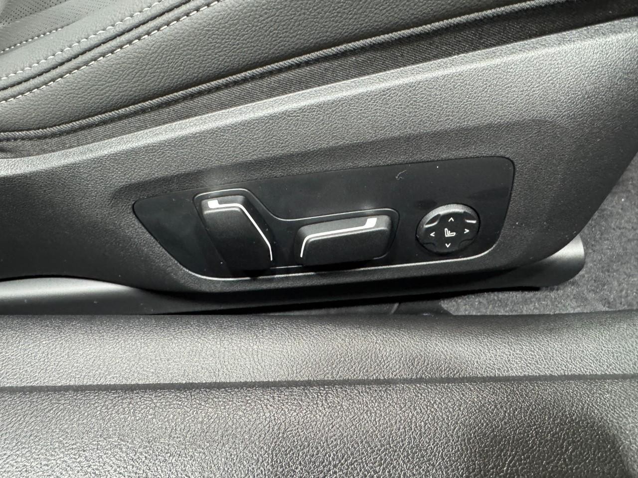 BMW 4 Series Vehicle Full-screen Gallery Image 18