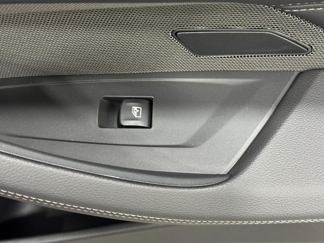 BMW 4 Series Vehicle Full-screen Gallery Image 20