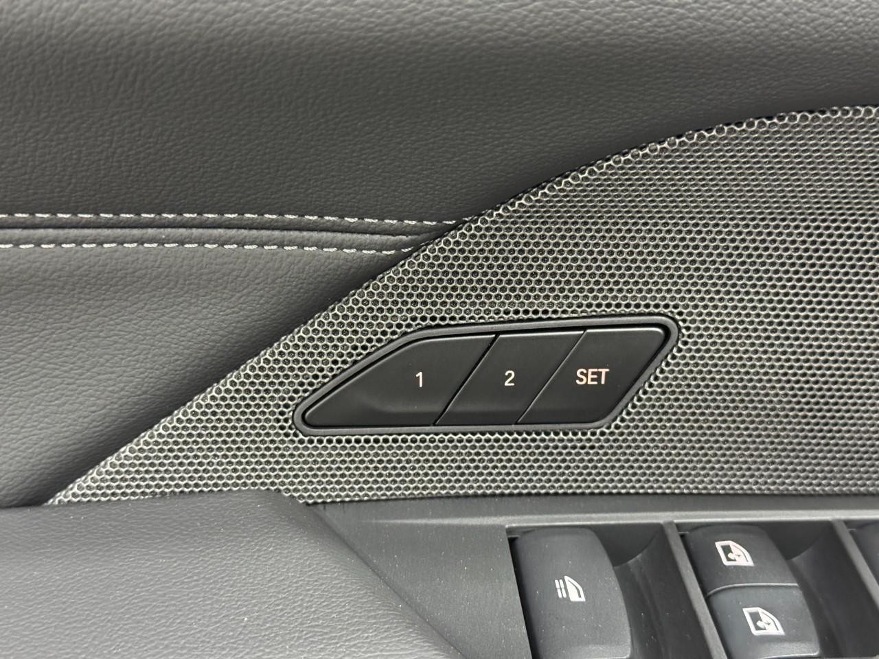 BMW 4 Series Vehicle Full-screen Gallery Image 23