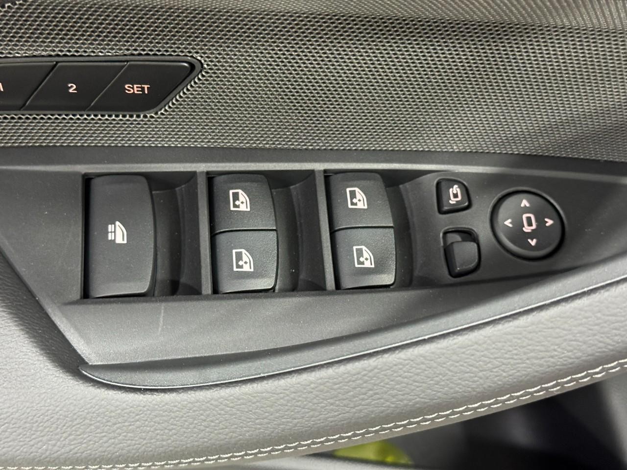 BMW 4 Series Vehicle Full-screen Gallery Image 24