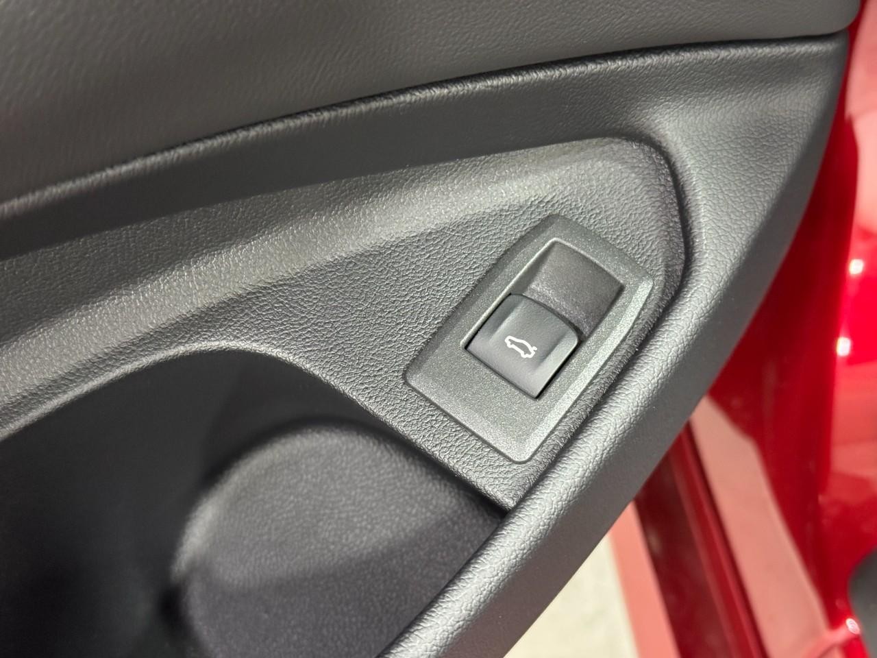 BMW 4 Series Vehicle Full-screen Gallery Image 25