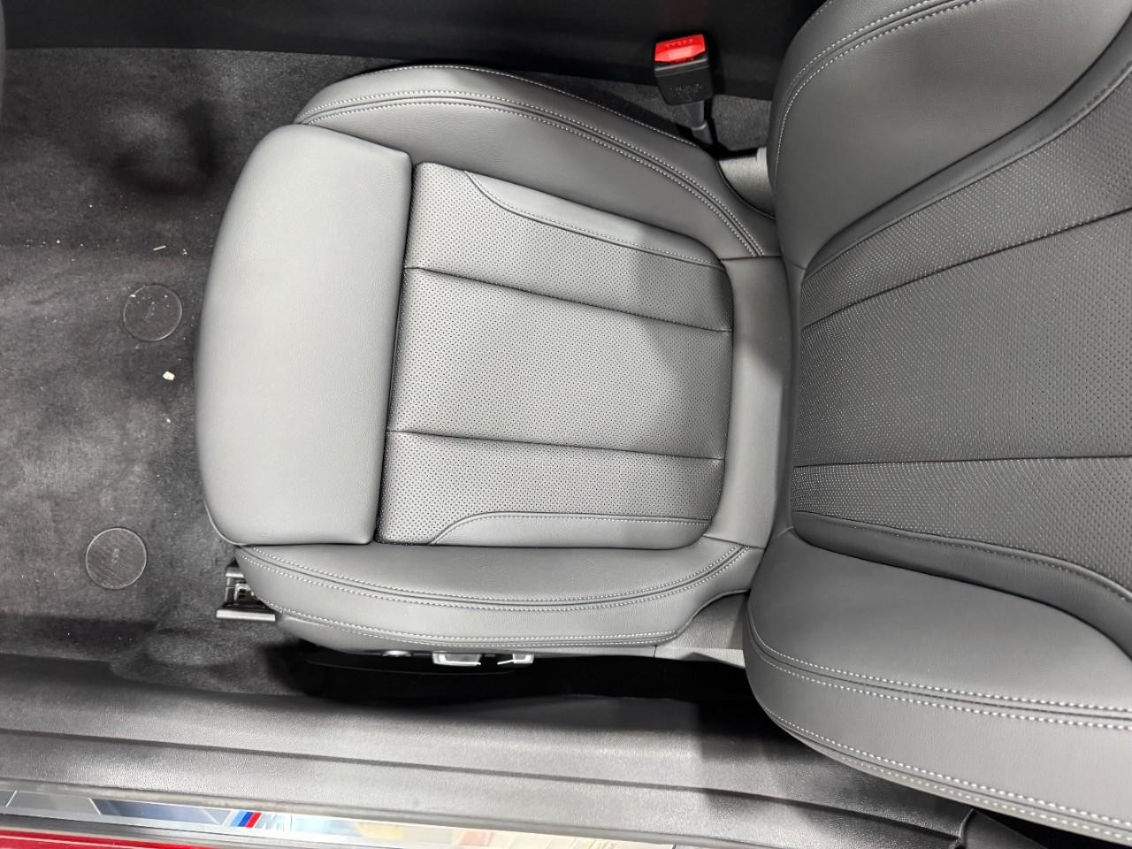 BMW 4 Series Vehicle Full-screen Gallery Image 27