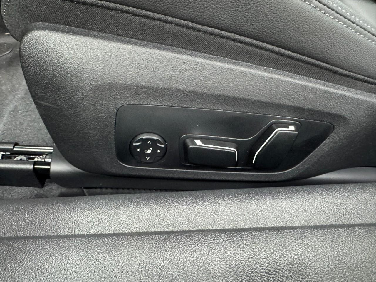 BMW 4 Series Vehicle Full-screen Gallery Image 28