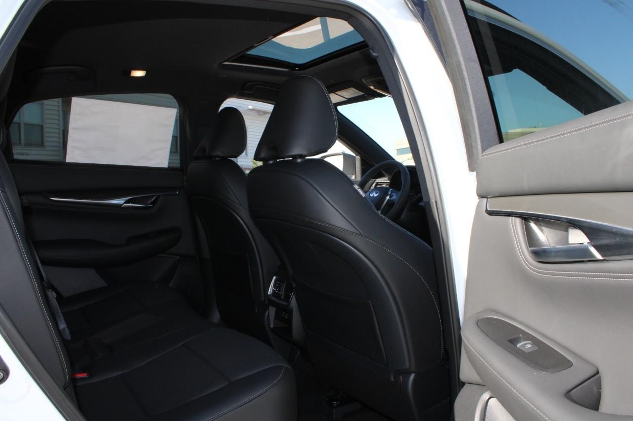 INFINITI QX55 Vehicle Full-screen Gallery Image 12