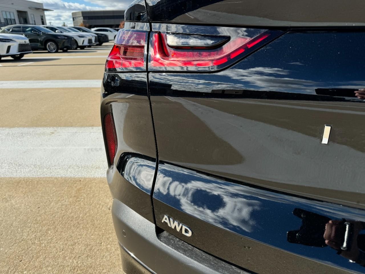 INFINITI QX55 Vehicle Full-screen Gallery Image 11