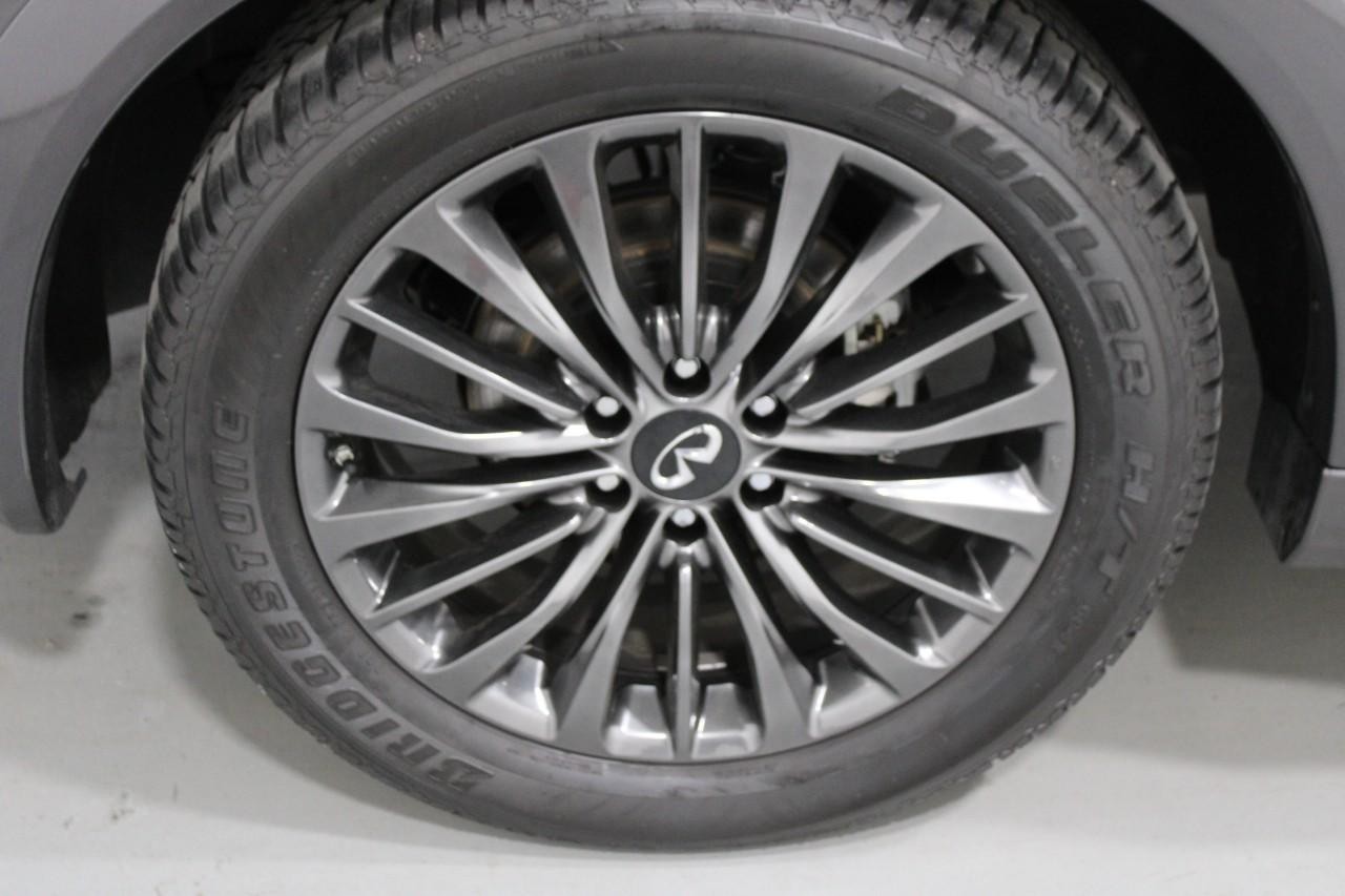 INFINITI QX80 Vehicle Full-screen Gallery Image 5