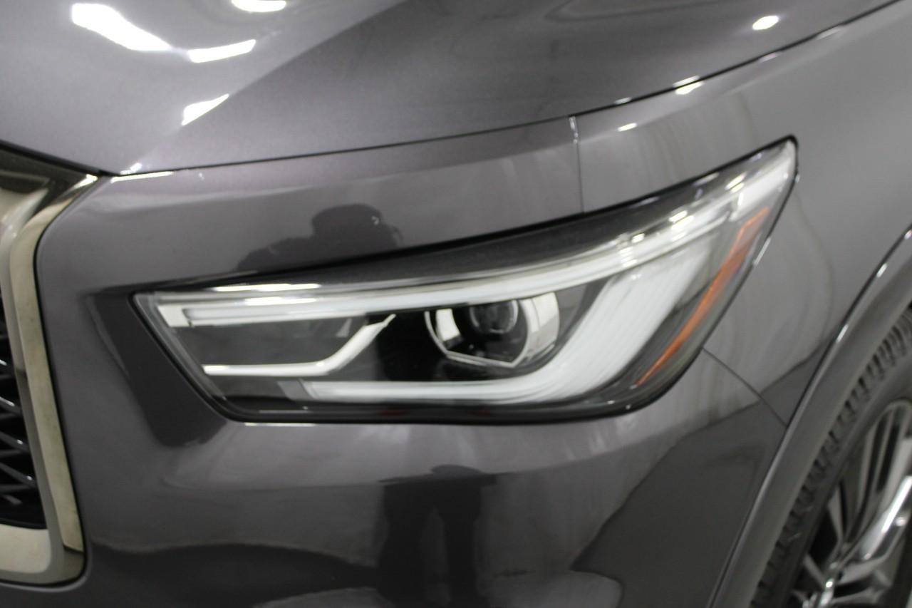 INFINITI QX80 Vehicle Full-screen Gallery Image 9