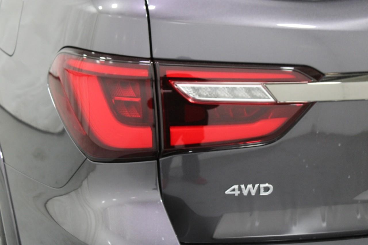 INFINITI QX80 Vehicle Full-screen Gallery Image 11