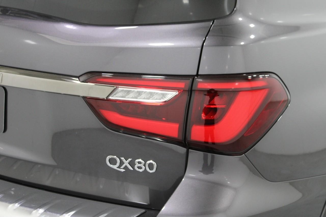 INFINITI QX80 Vehicle Full-screen Gallery Image 12