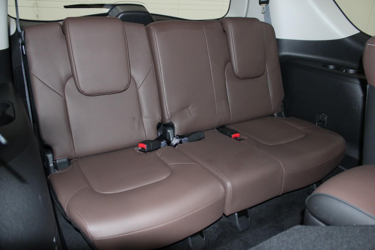INFINITI QX80 Vehicle Full-screen Gallery Image 13