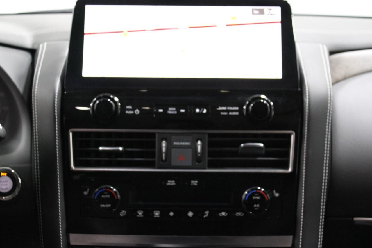 INFINITI QX80 Vehicle Full-screen Gallery Image 17