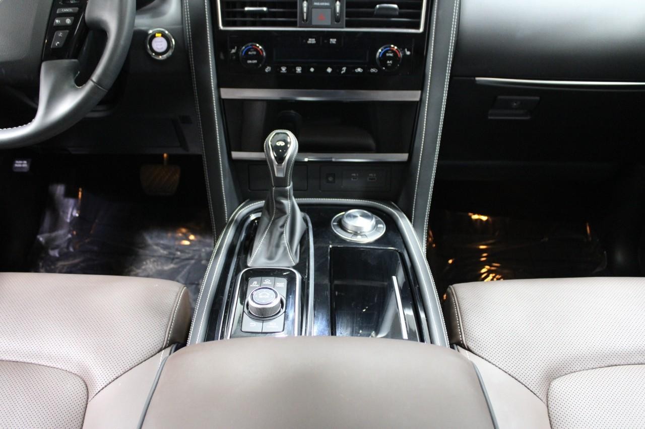 INFINITI QX80 Vehicle Full-screen Gallery Image 19