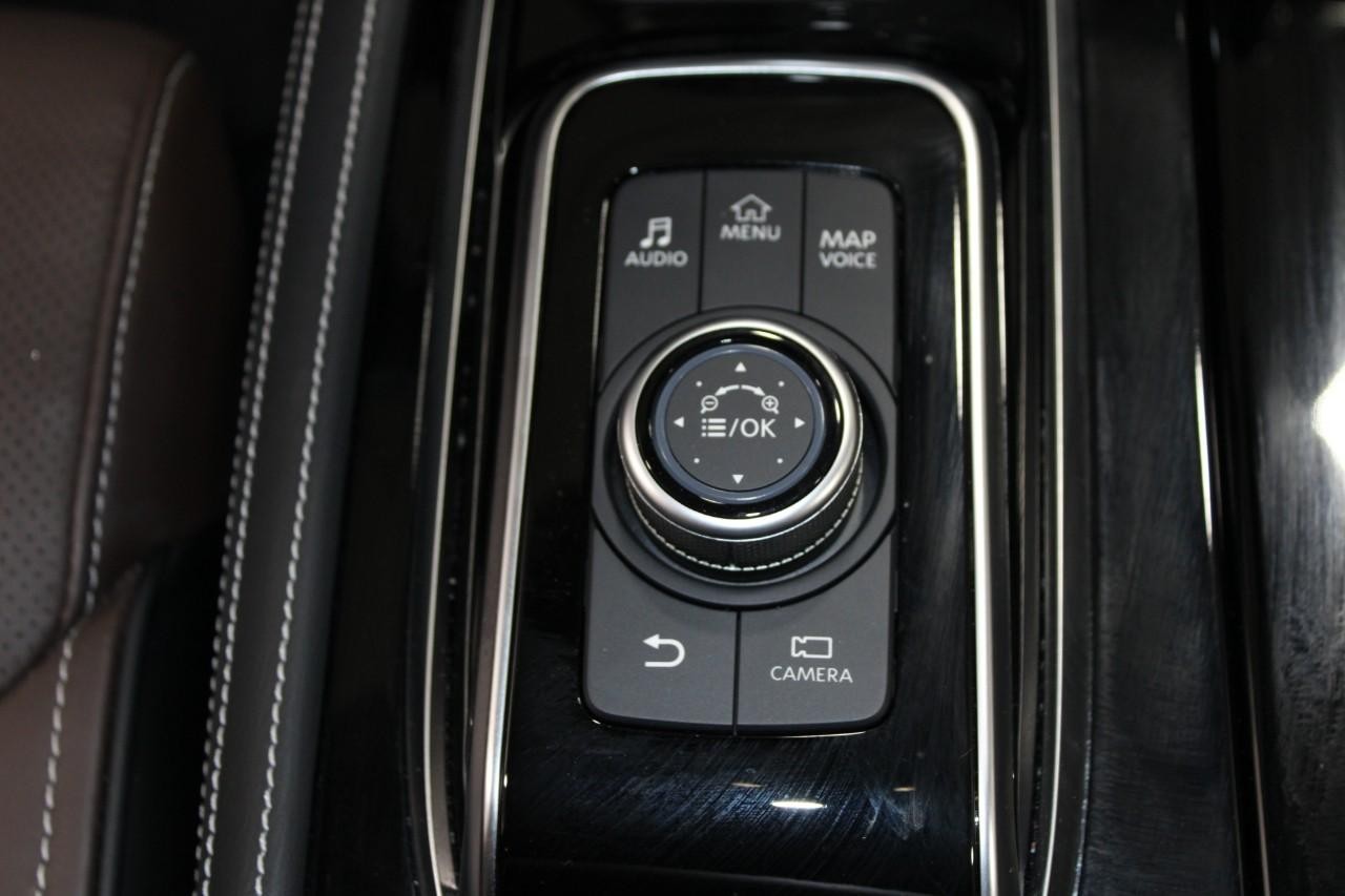 INFINITI QX80 Vehicle Full-screen Gallery Image 20