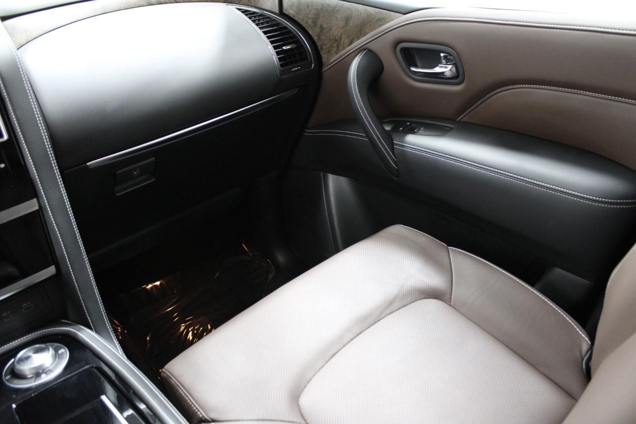 INFINITI QX80 Vehicle Full-screen Gallery Image 21