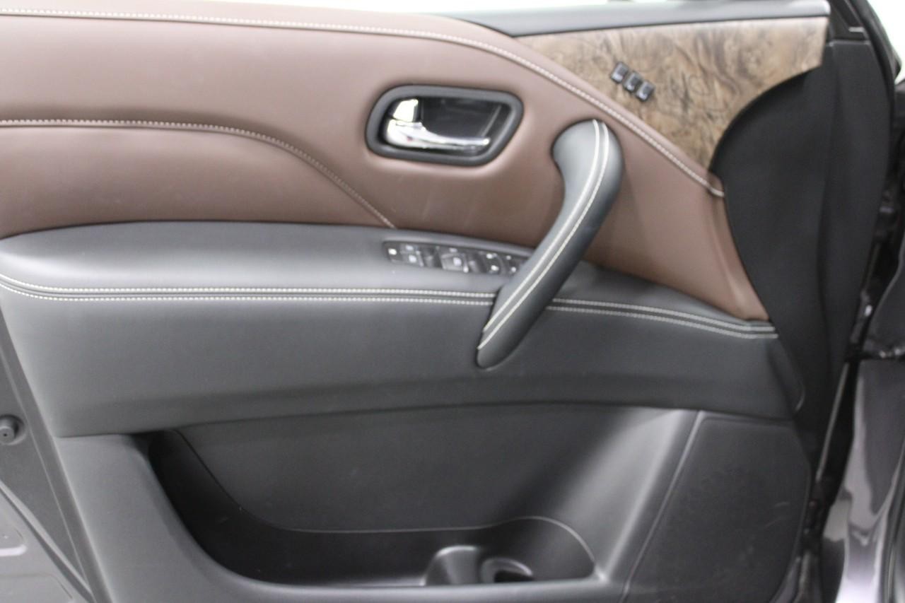 INFINITI QX80 Vehicle Full-screen Gallery Image 31