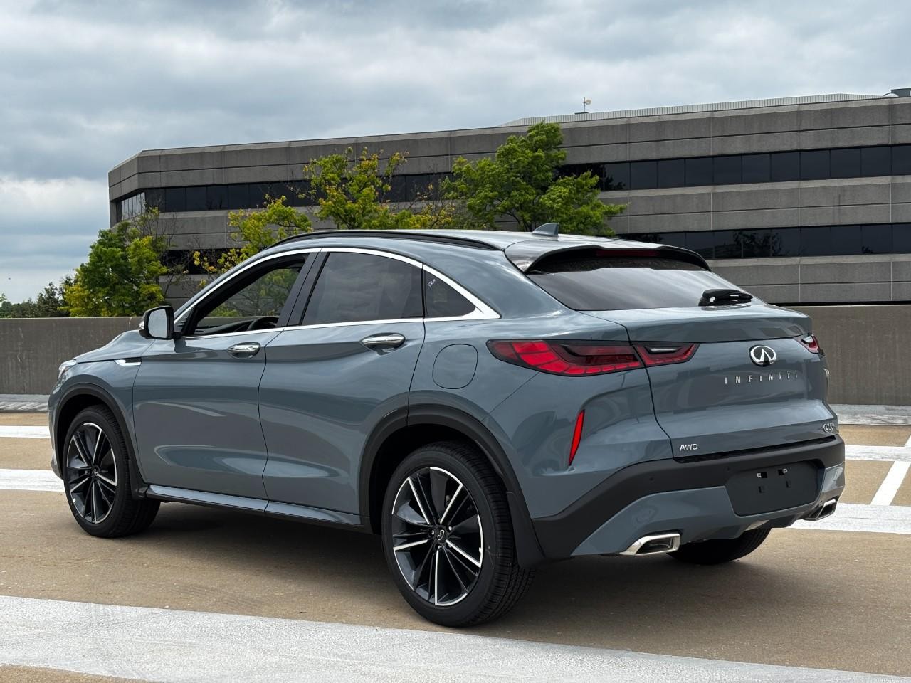 INFINITI QX55 Vehicle Full-screen Gallery Image 3