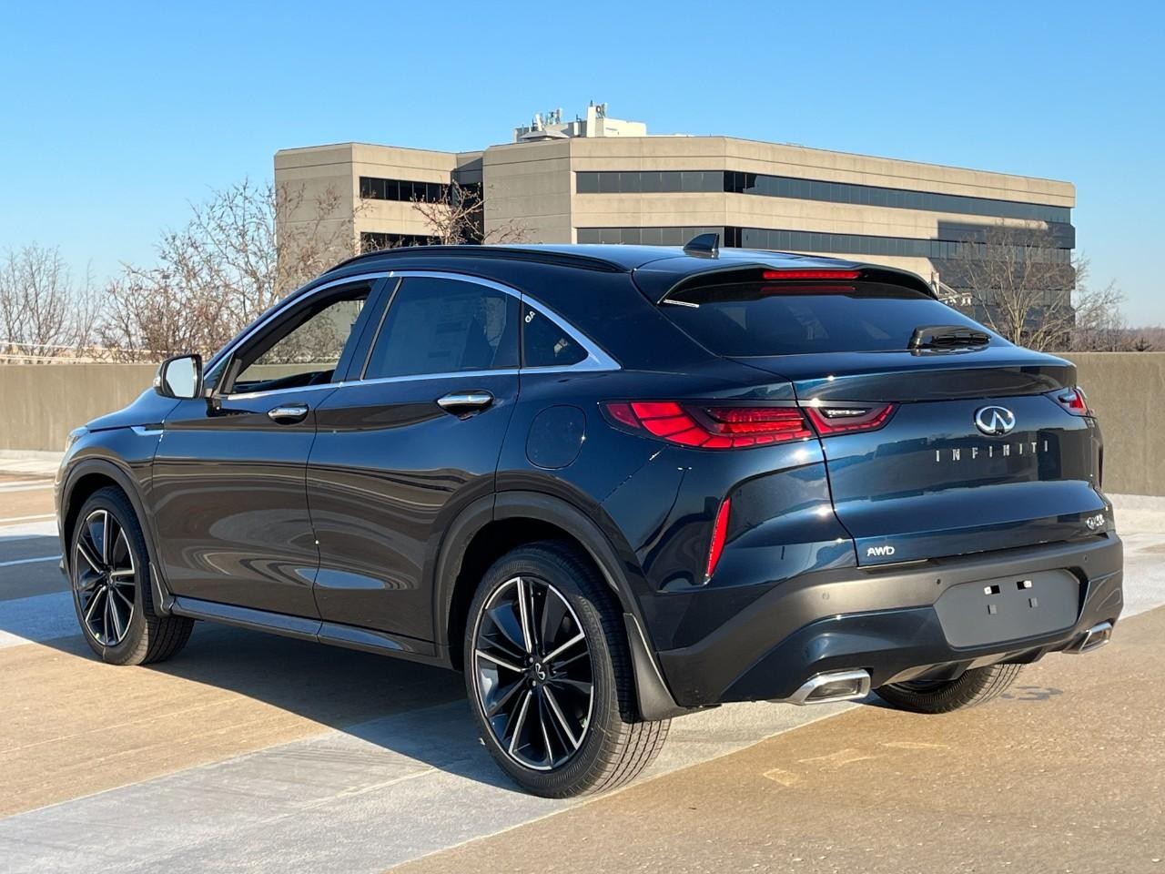 INFINITI QX55 Vehicle Full-screen Gallery Image 3