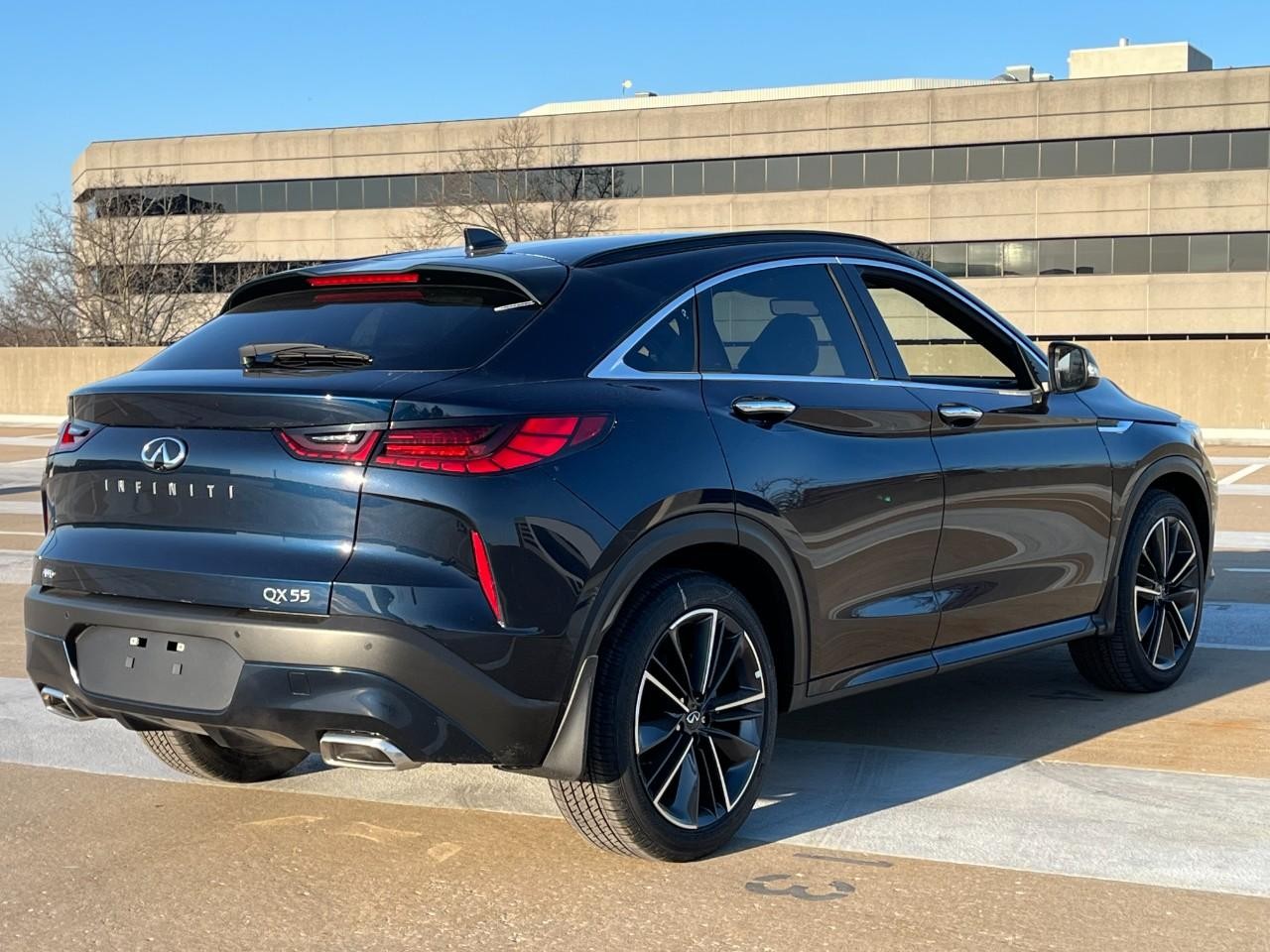 INFINITI QX55 Vehicle Full-screen Gallery Image 4