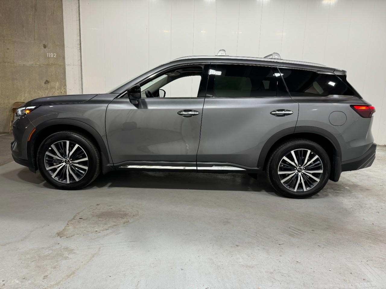 INFINITI QX60 Vehicle Full-screen Gallery Image 2