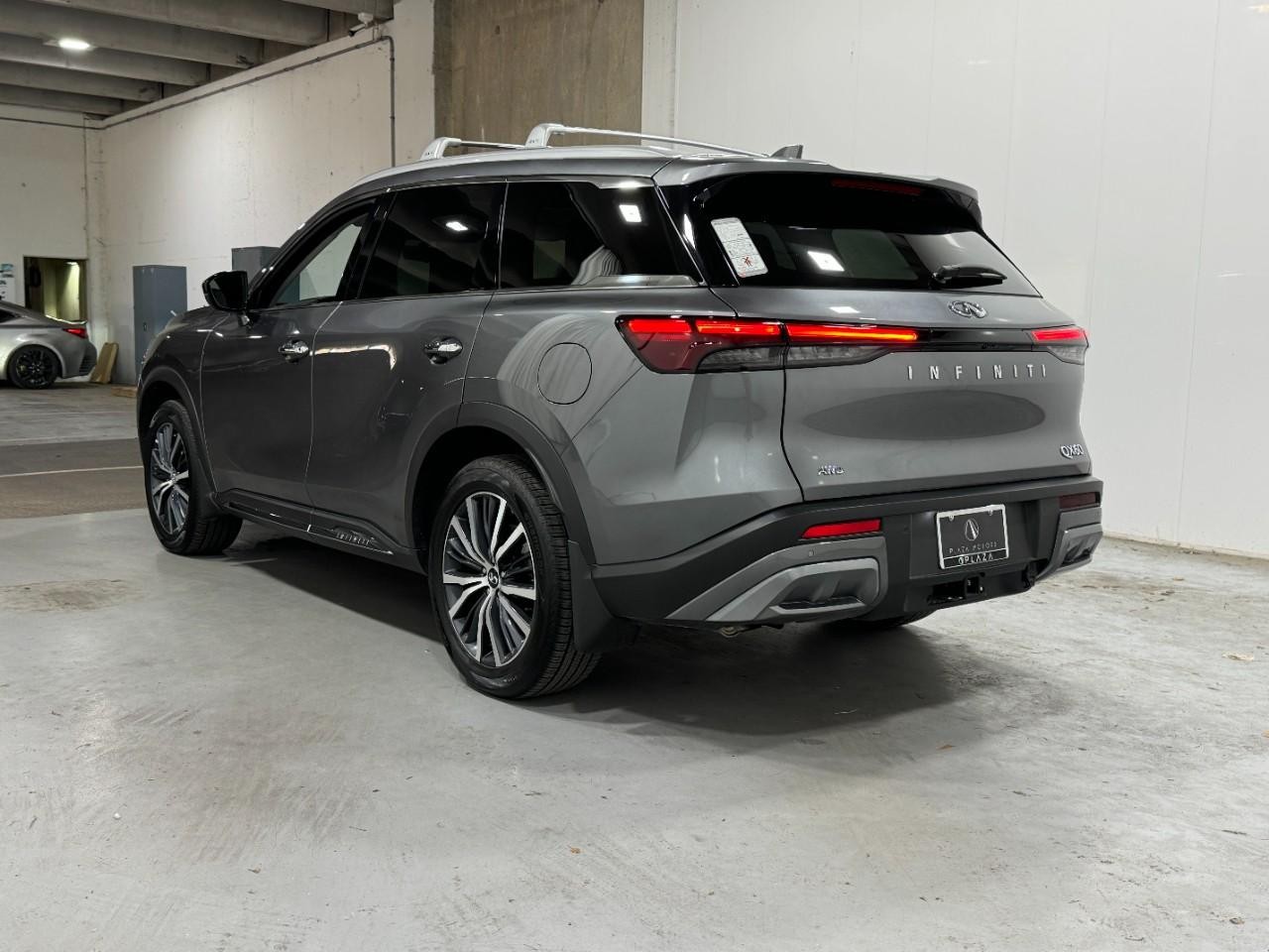 INFINITI QX60 Vehicle Full-screen Gallery Image 3