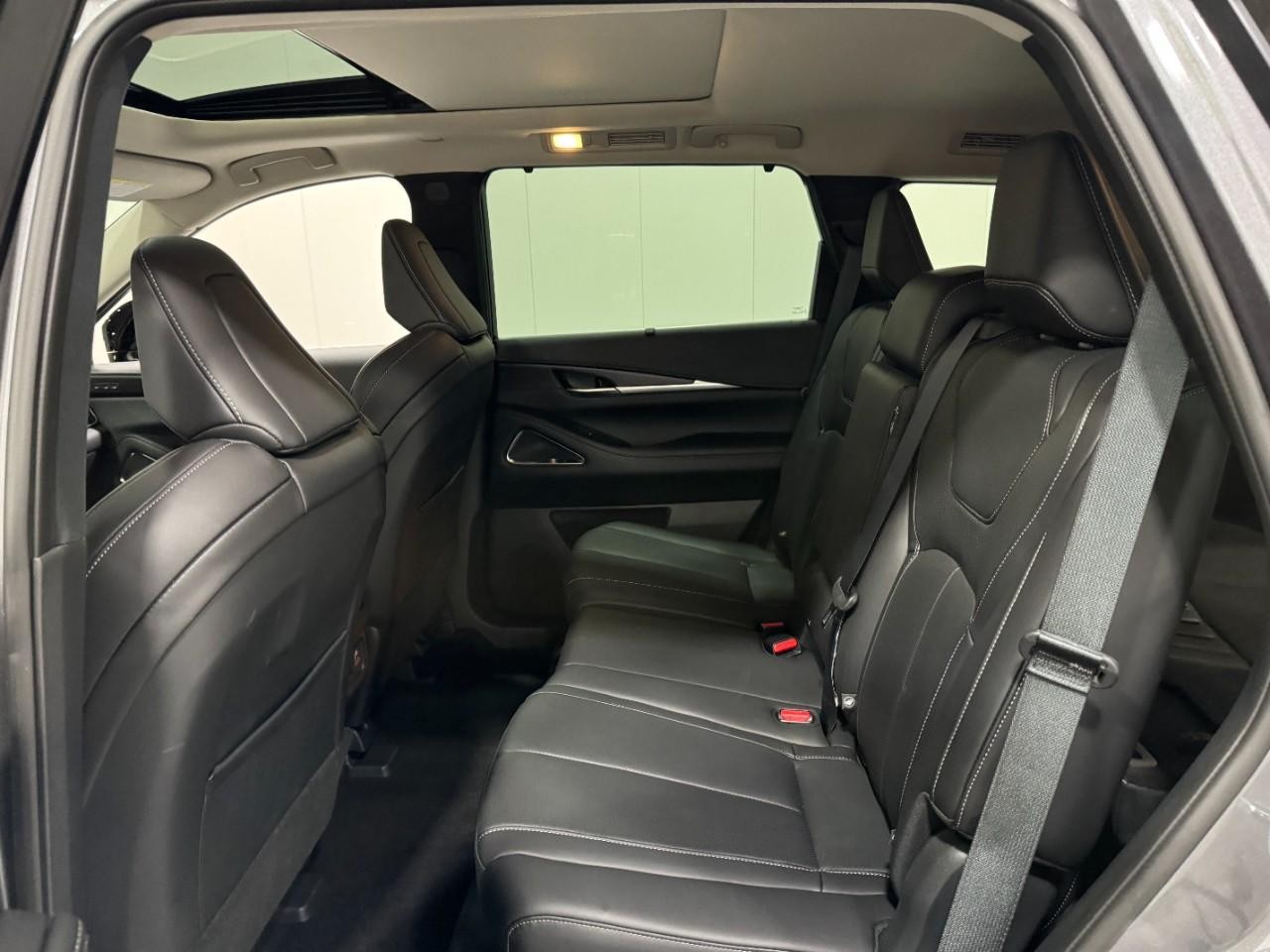 INFINITI QX60 Vehicle Full-screen Gallery Image 8