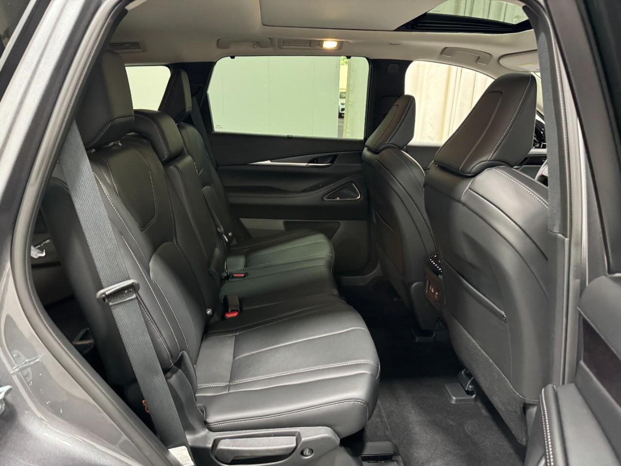 INFINITI QX60 Vehicle Full-screen Gallery Image 10