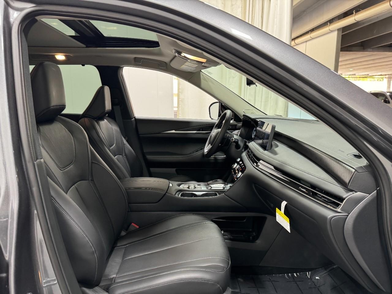 INFINITI QX60 Vehicle Full-screen Gallery Image 19