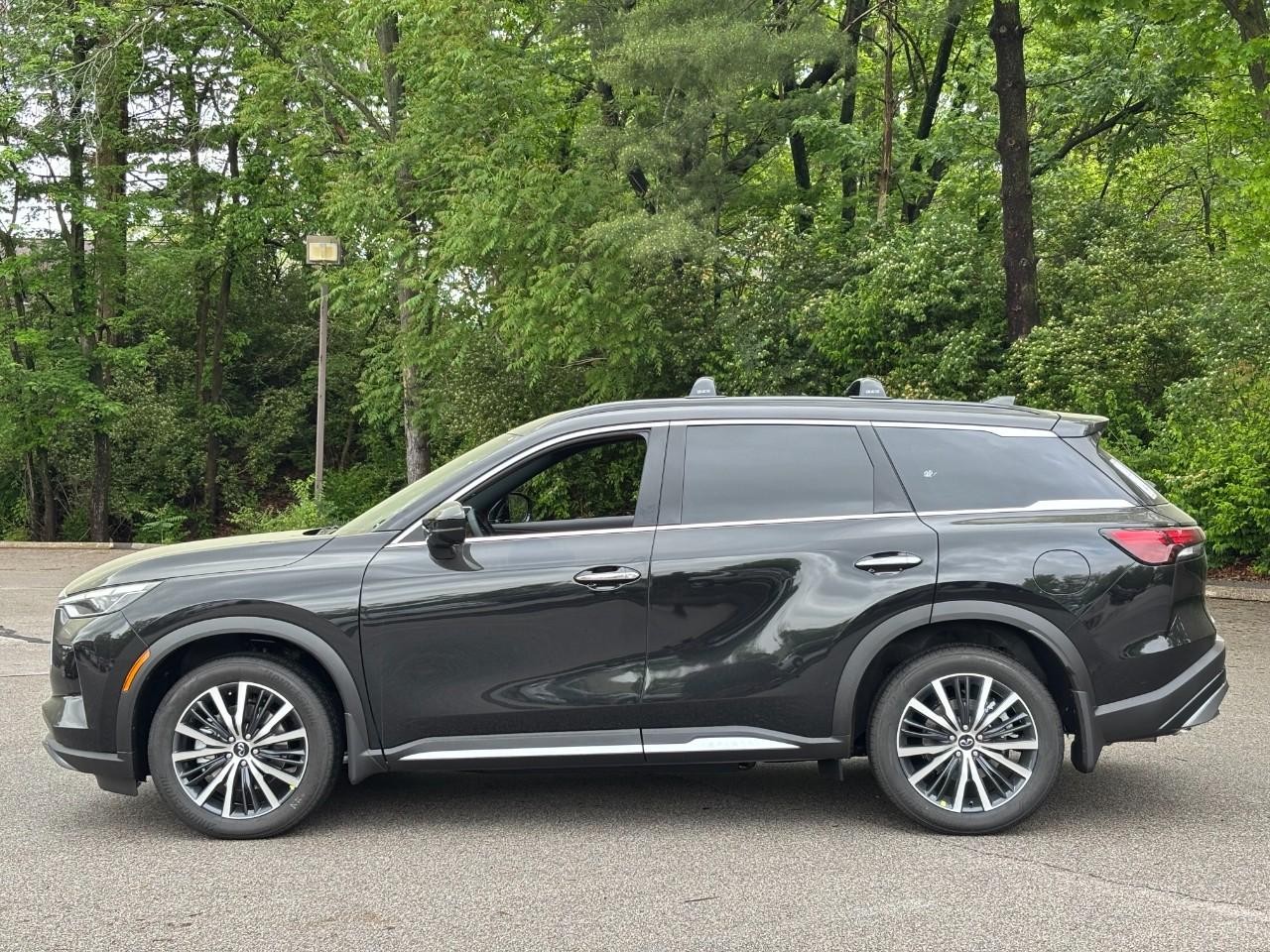 INFINITI QX60 Vehicle Full-screen Gallery Image 2