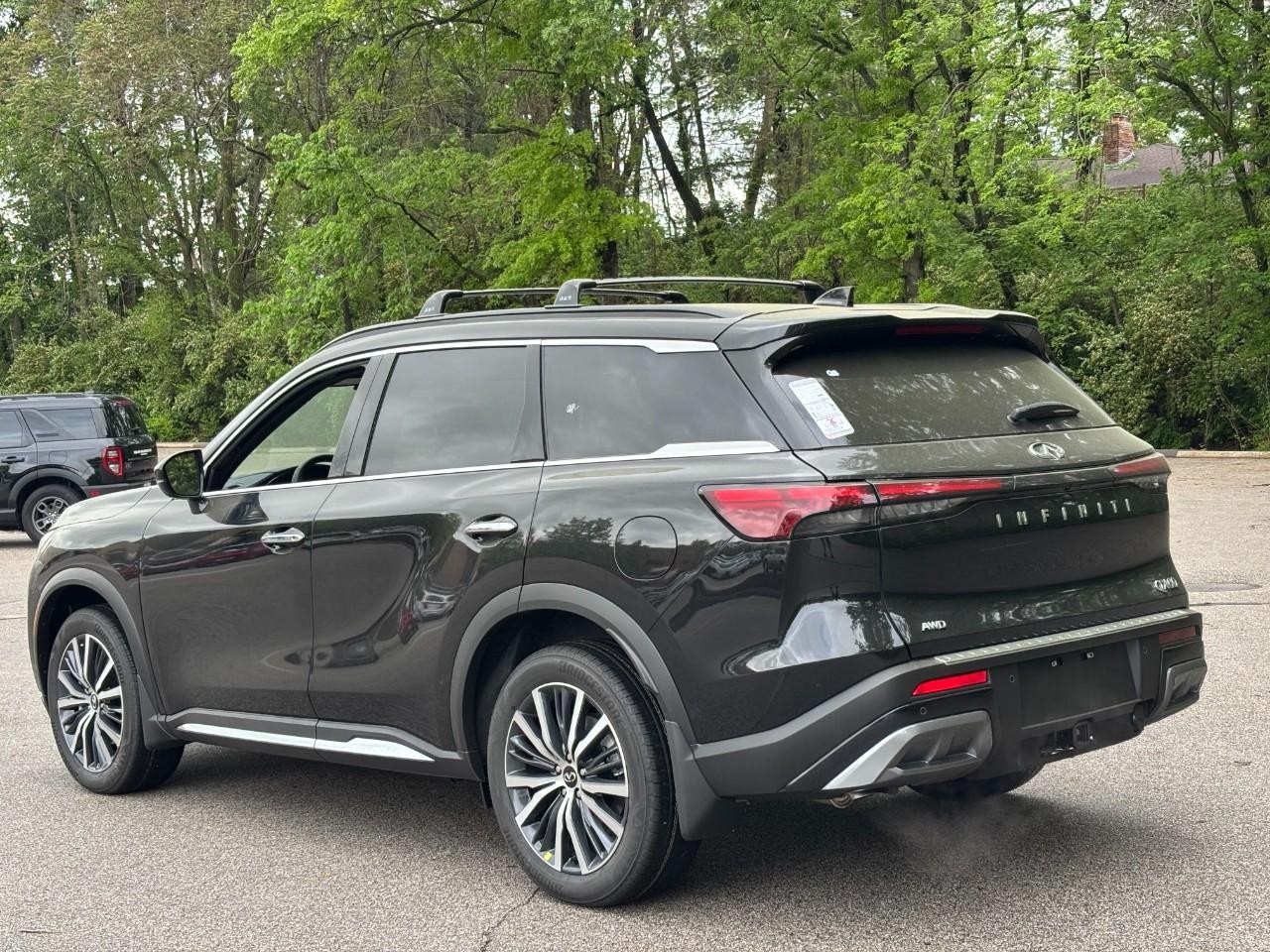 INFINITI QX60 Vehicle Full-screen Gallery Image 3