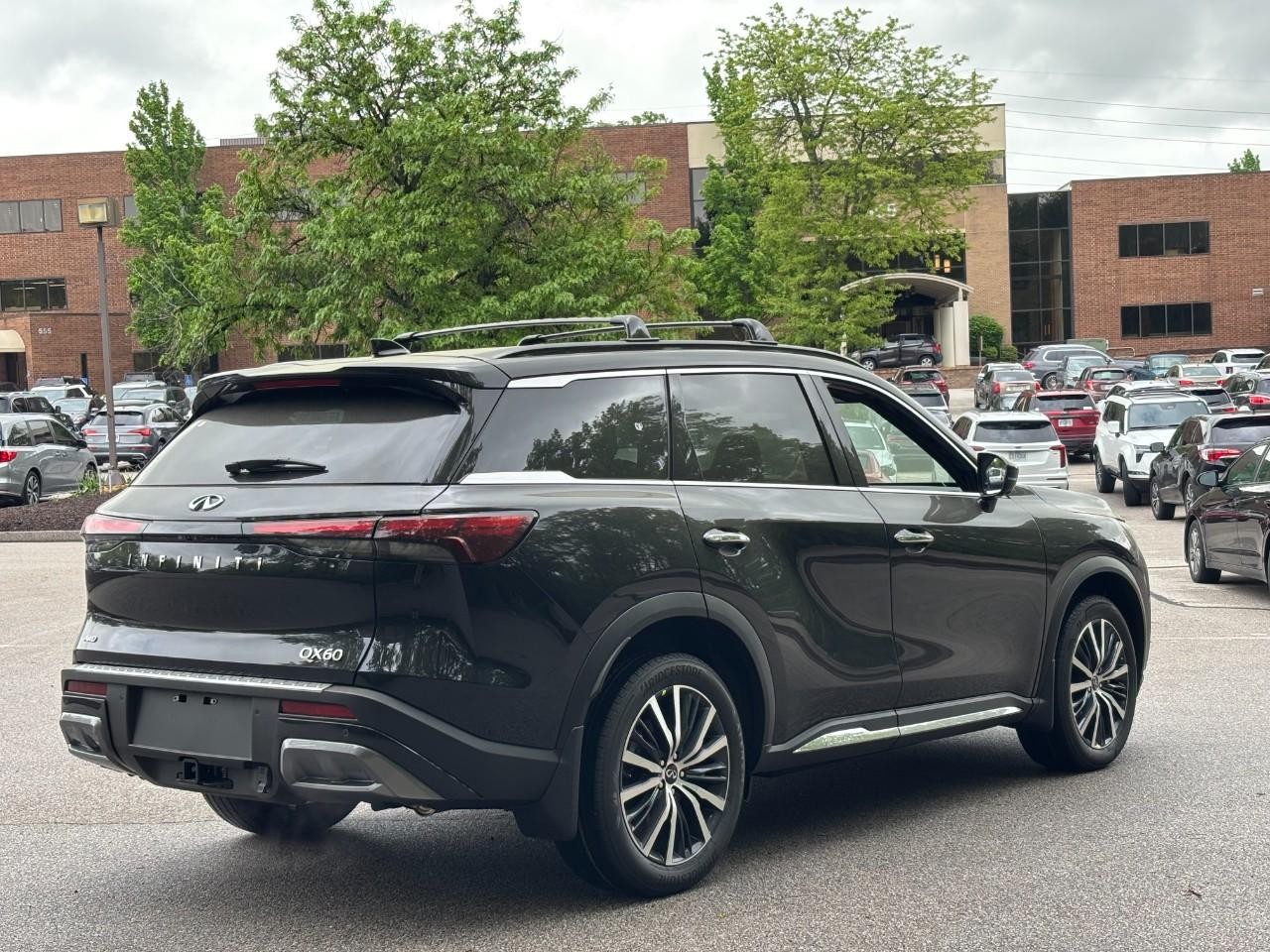 INFINITI QX60 Vehicle Full-screen Gallery Image 4