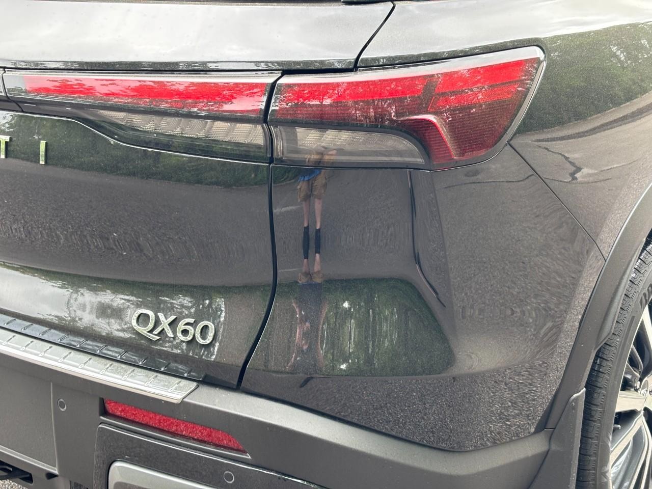 INFINITI QX60 Vehicle Full-screen Gallery Image 12