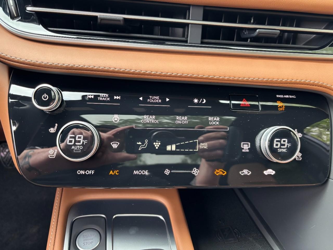 INFINITI QX60 Vehicle Full-screen Gallery Image 28