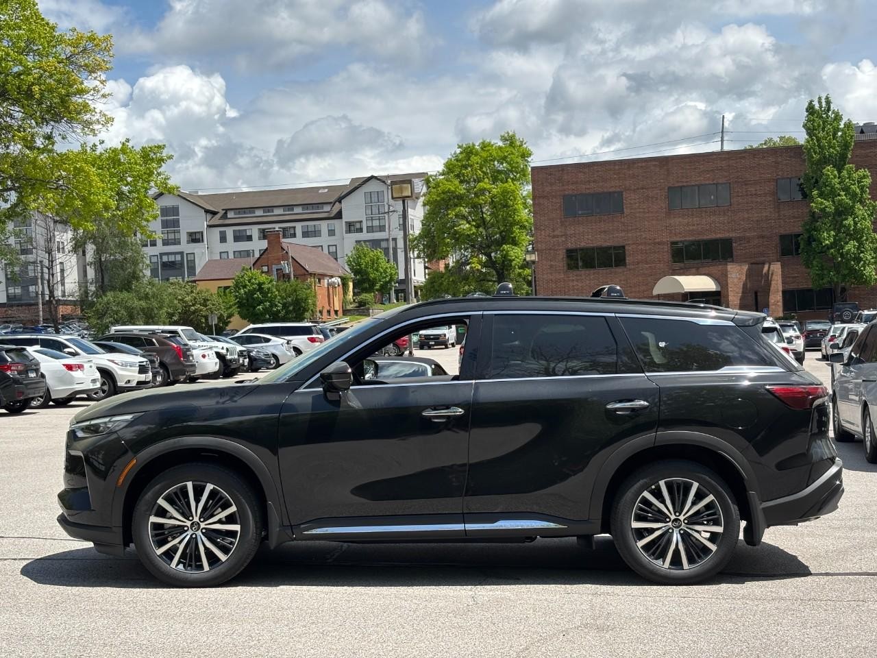 INFINITI QX60 Vehicle Full-screen Gallery Image 2