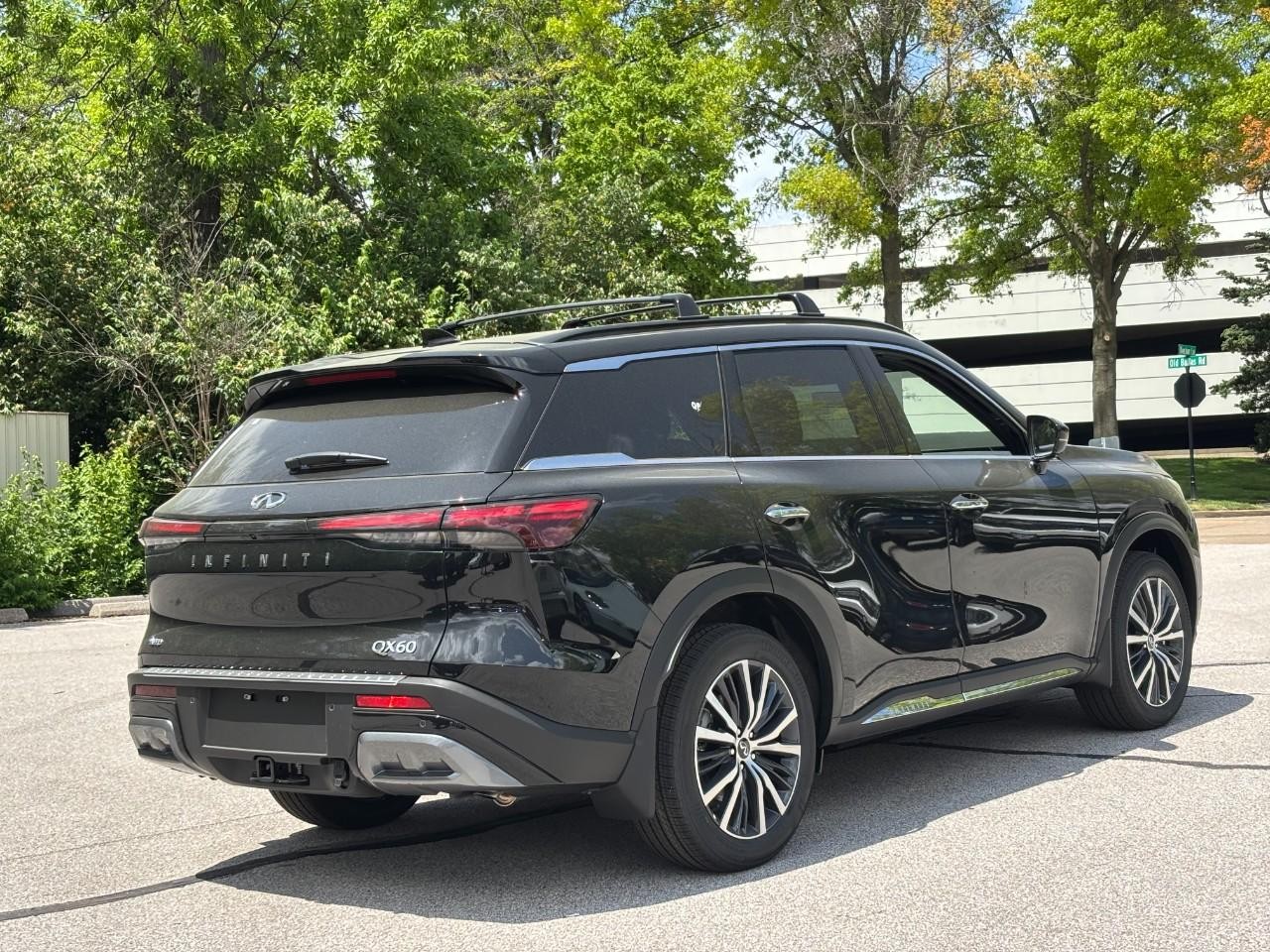 INFINITI QX60 Vehicle Full-screen Gallery Image 4