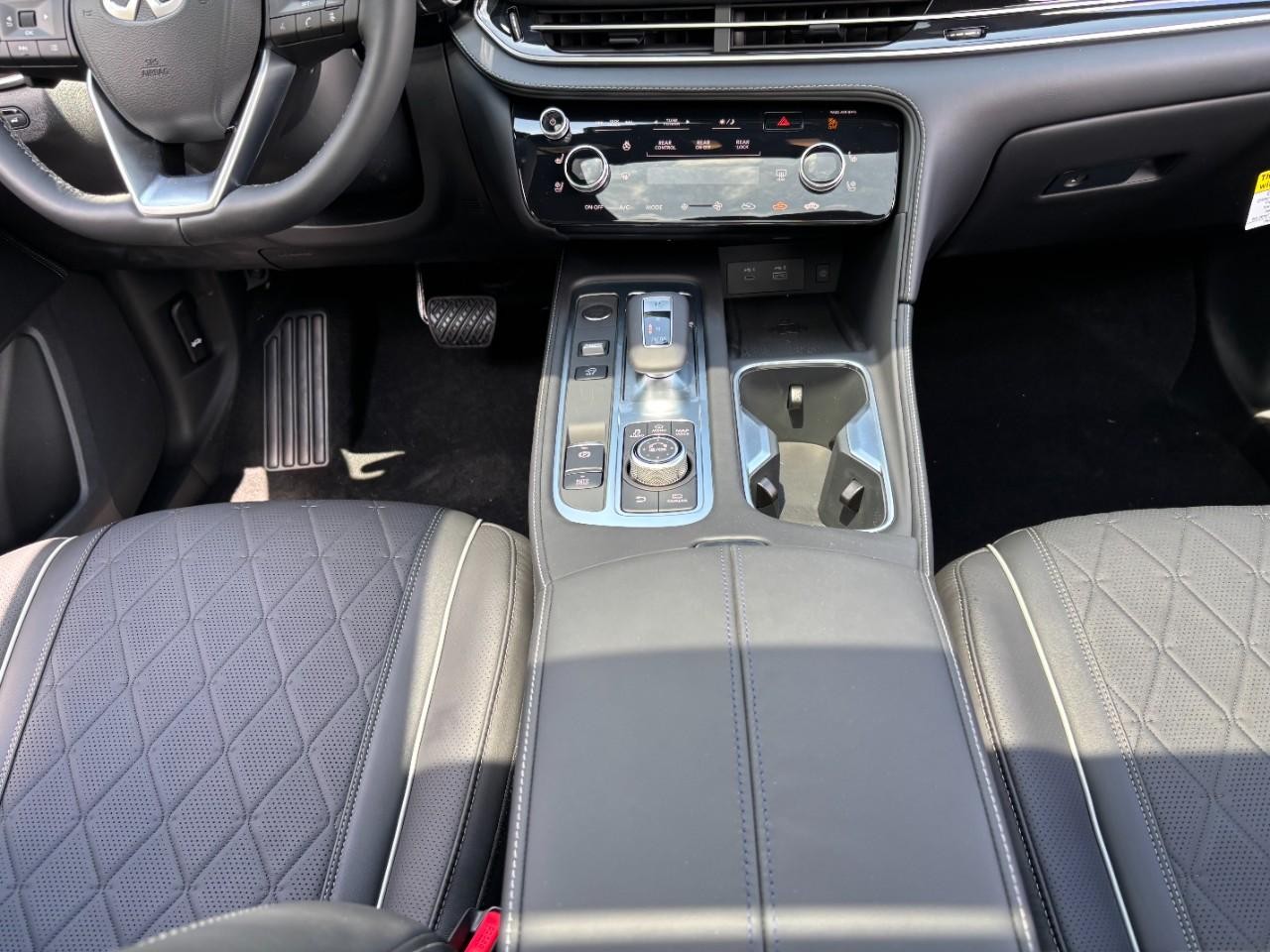 INFINITI QX60 Vehicle Full-screen Gallery Image 18