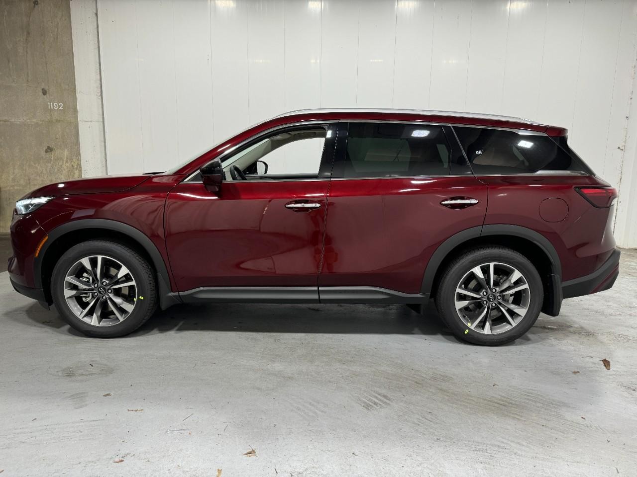 INFINITI QX60 Vehicle Full-screen Gallery Image 2