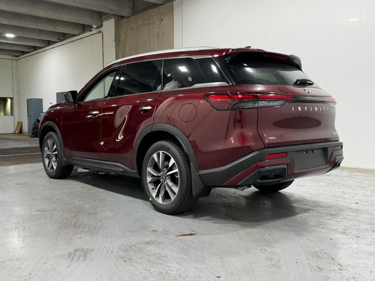 INFINITI QX60 Vehicle Full-screen Gallery Image 3