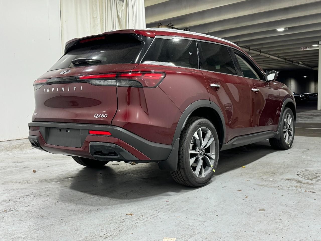 INFINITI QX60 Vehicle Full-screen Gallery Image 4