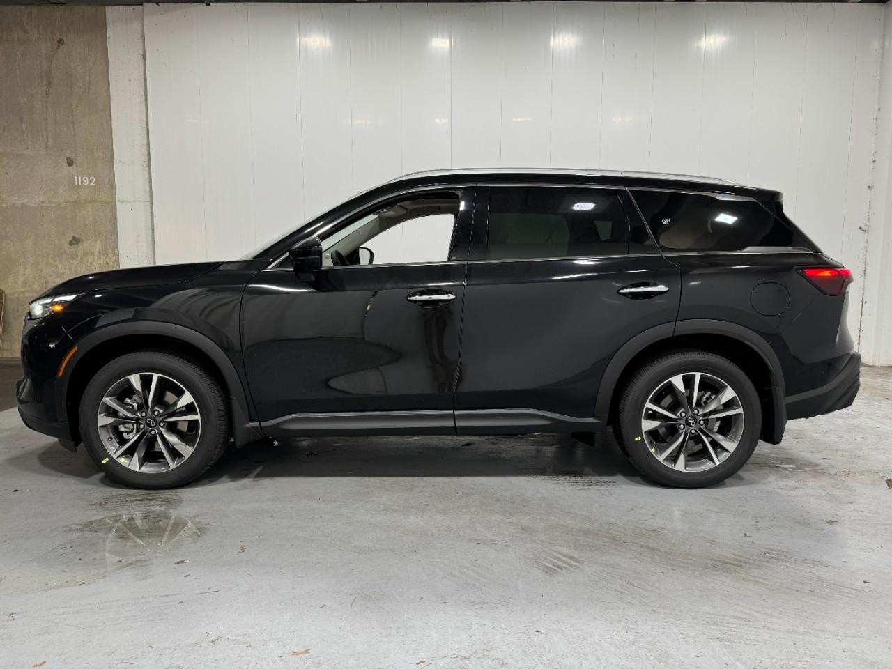 INFINITI QX60 Vehicle Full-screen Gallery Image 2