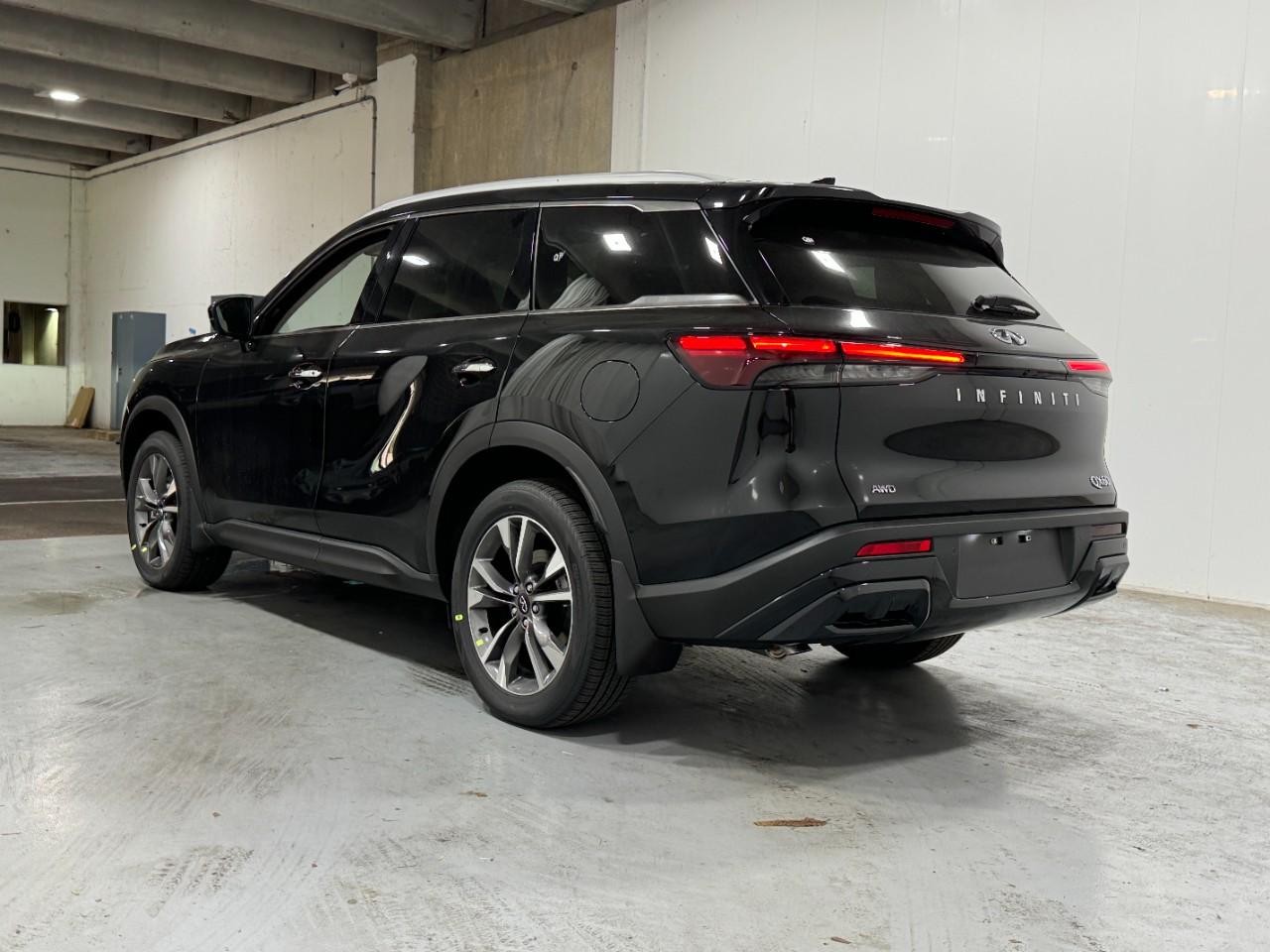 INFINITI QX60 Vehicle Full-screen Gallery Image 3