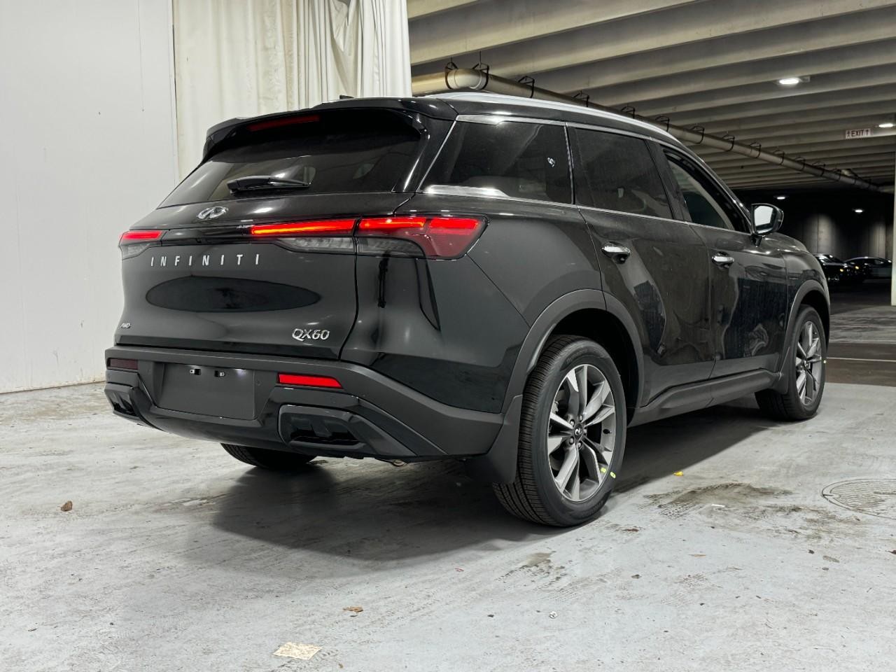 INFINITI QX60 Vehicle Full-screen Gallery Image 4