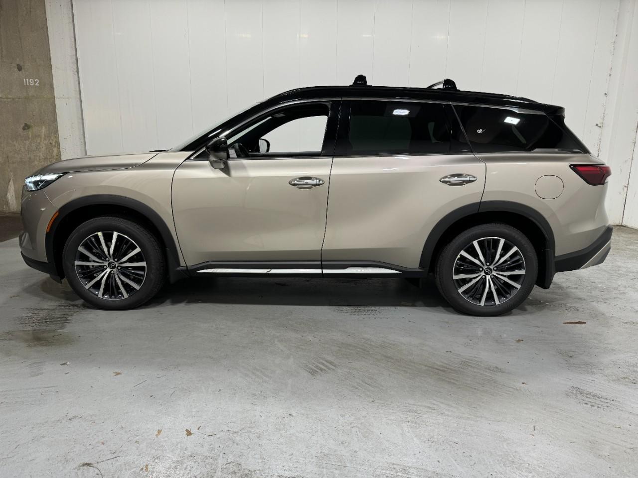 INFINITI QX60 Vehicle Full-screen Gallery Image 2